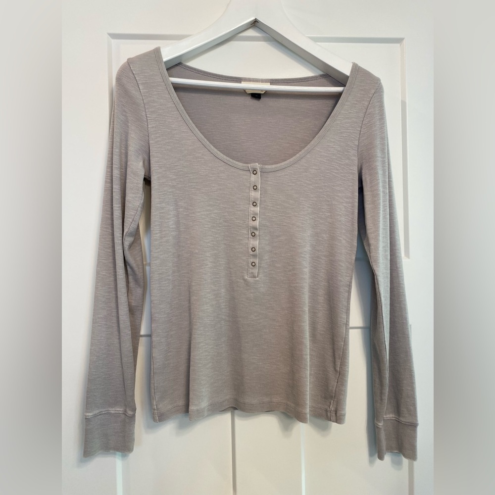 Universal thread, size medium gray, long sleeve top. Size M
